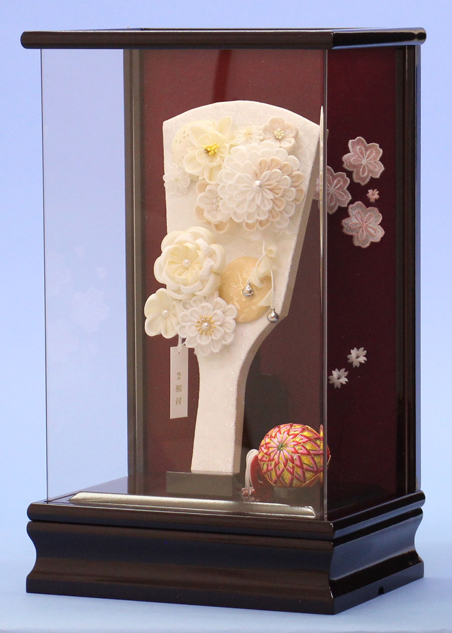 A stylish Hagoita Mashiro Kanzashi with removable No. 9 hair ornament, acrylic grape case decoration