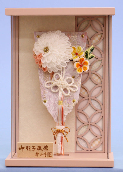 つまみ簪羽子板マム白ピンク　くすみピンク薄型ケース飾り　正面