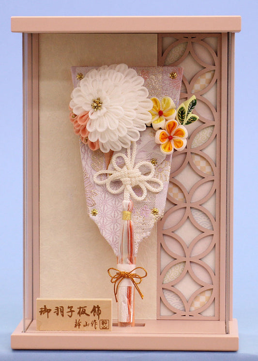 つまみ簪羽子板マム白ピンク　くすみピンク薄型ケース飾り　正面