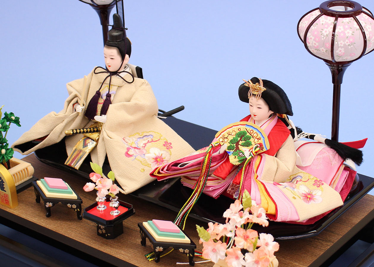 雛人形ケース飾り 二人 幅 小三五刺繍親王　金彩バック　人形上から