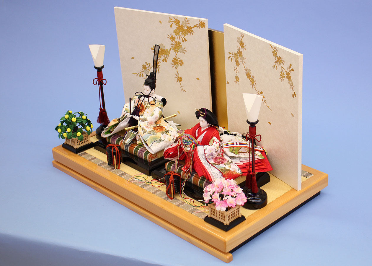 雛人形平飾り 京十二番白赤金彩刺繍　桧和桜　横から