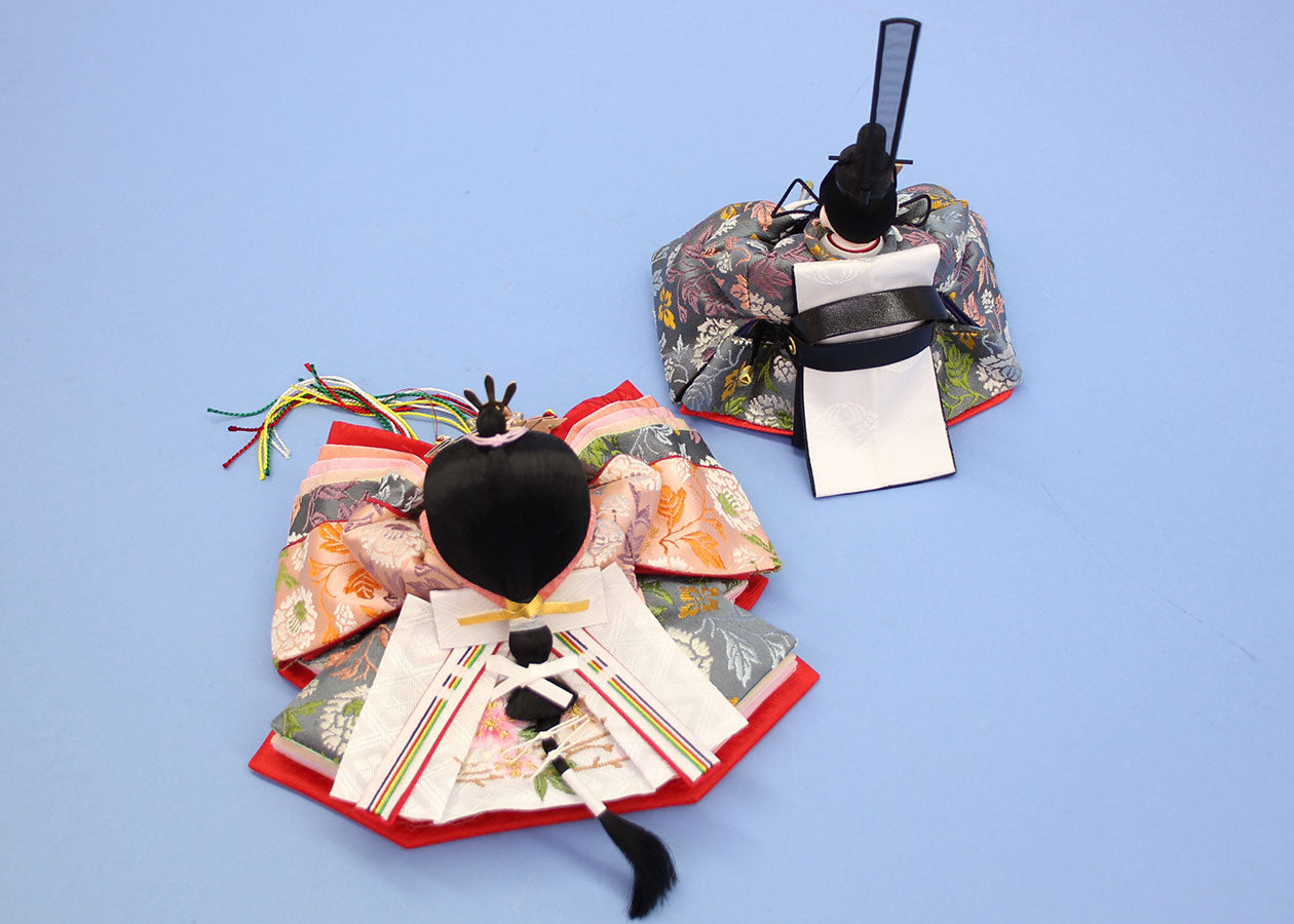 雛人形単品 親王3 小芥子正絹金襴　02119ブルーグレーとピンク　後ろから