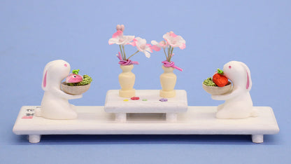 雛道具前飾り うーうさぎ（木製台）