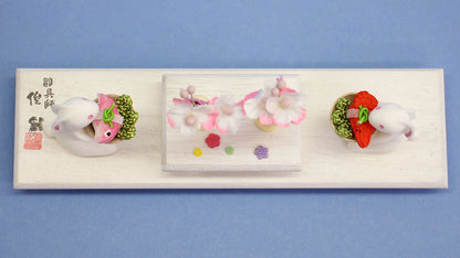 Poupées Hina et accessoires décoration avant U-Usagi (support en kimekomi)