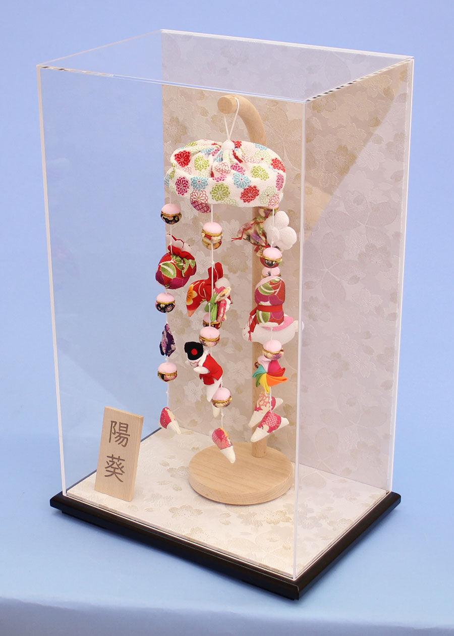 つるし雛ケース飾り 高さ47cm 小雪五連 白桜 アクリルケース入り – 寿