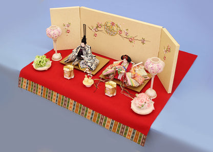 雛人形平飾り 小芥子親王銀ピンク　毛氈まり桜　横から