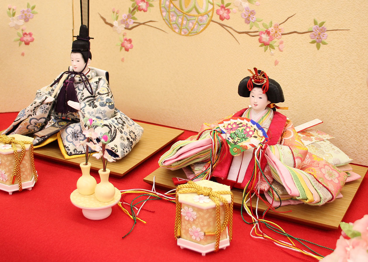 雛人形平飾り 小芥子親王銀ピンク　毛氈まり桜　ズーム