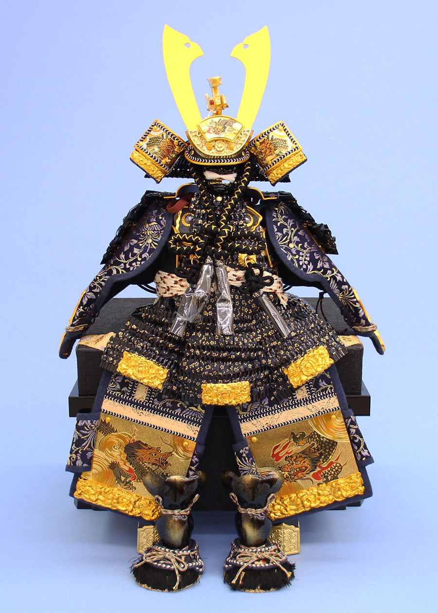 99五月人形鎧飾り 幅 69cm 高さ 75cm 龍玉 小桜皮威しの鎧 焼桐白陵