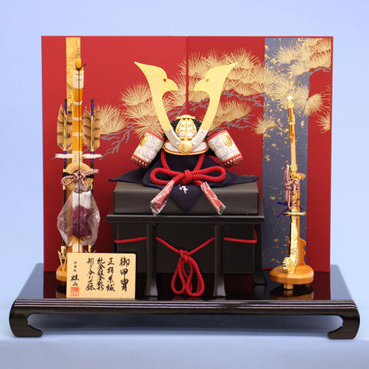 幅 70㎝  10号合わせ鉢平安兜 エンジに金松屏風平飾り