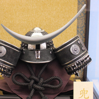 Décoration pour casque de poupée pour la fête des garçons, hauteur 26,5 cm, n° 6, couvercle en acrylique noir avec date Yang