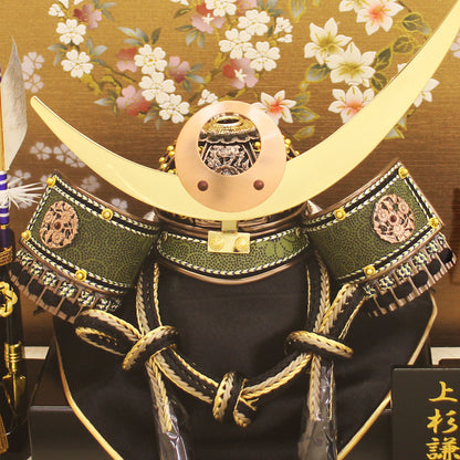 五月人偶兜人偶柜装饰 高度37cm 上杉谦信兜 六角花纹背景