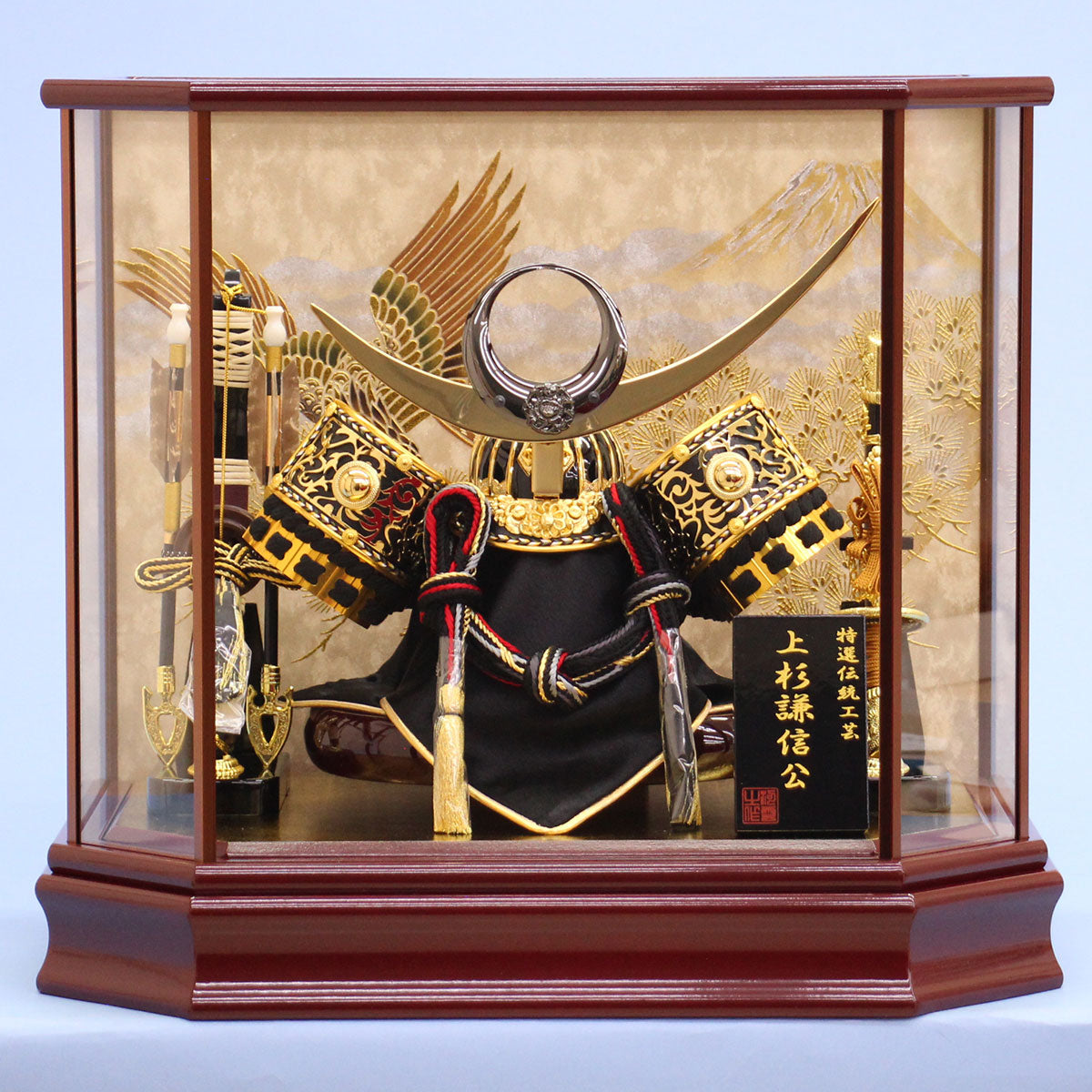 五月人形 兜ケース飾り 高さ38㎝上杉謙信兜 六角金彩鷹