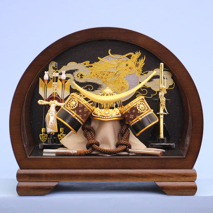 五月人形 兜ケース飾り 高さ31.5㎝ 伊達政宗兜 こげ茶丸型ケース