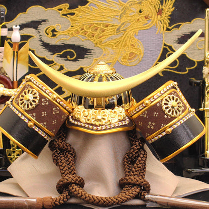 五月人偶兜装饰人偶柜，高度31.5厘米，伊達政宗兜，深棕色圆形展示人偶柜