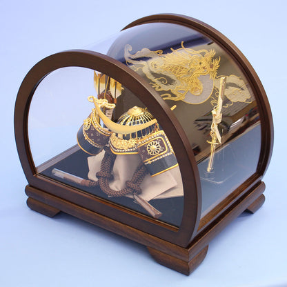 五月人偶兜装饰人偶柜，高度31.5厘米，伊達政宗兜，深棕色圆形展示人偶柜