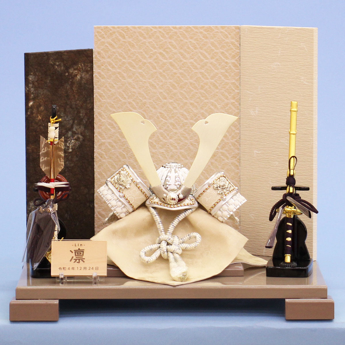 幅 40㎝  白銀中鍬形兜　七宝平飾りセット弓太刀付き