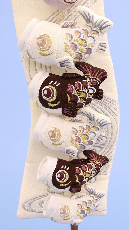 Streamer carpe suspendu, hauteur 51 cm, 5 carpes (mini) chocolat, avec support en tapisserie