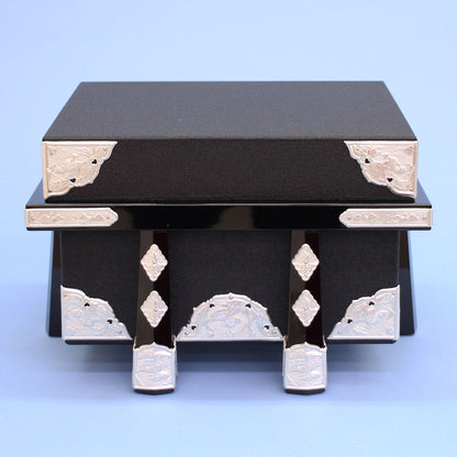 五月人形で使用する、備品、付属品の単品販売です。12号兜櫃(かぶとびつ) 黒紗張り銀金具櫃