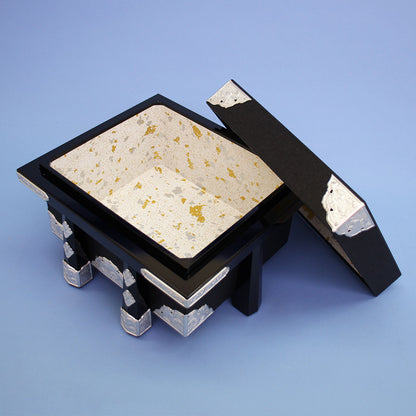 这是为五月人偶使用的一件单独装备和配饰。12号兜壳箱（兜甲柜），配有黑色纱布和银色金属配件