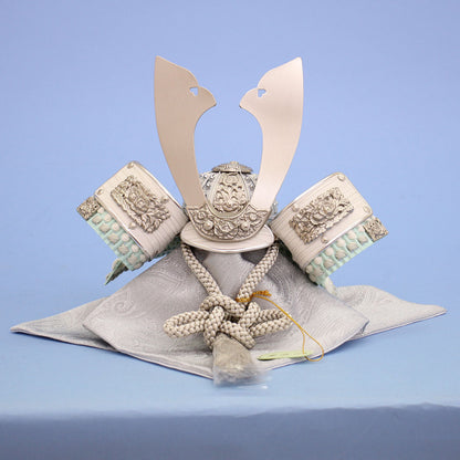 一徳作　８号　パステルグリーン小札兜