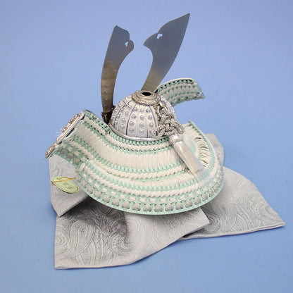 一徳作　８号　パステルグリーン小札兜　後ろから