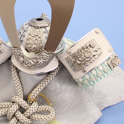 一徳作　８号　パステルグリーン小札兜　ズーム