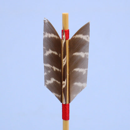 五月人偶单品装饰：箭矢立架装饰，17厘米白色木球雉鸡羽毛