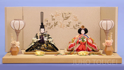 雏人形 亲王平摆 60cm宽 — 红黑经典服饰 × 自然色系小花刺绣屏风｜JUHO TOUGEI 监修