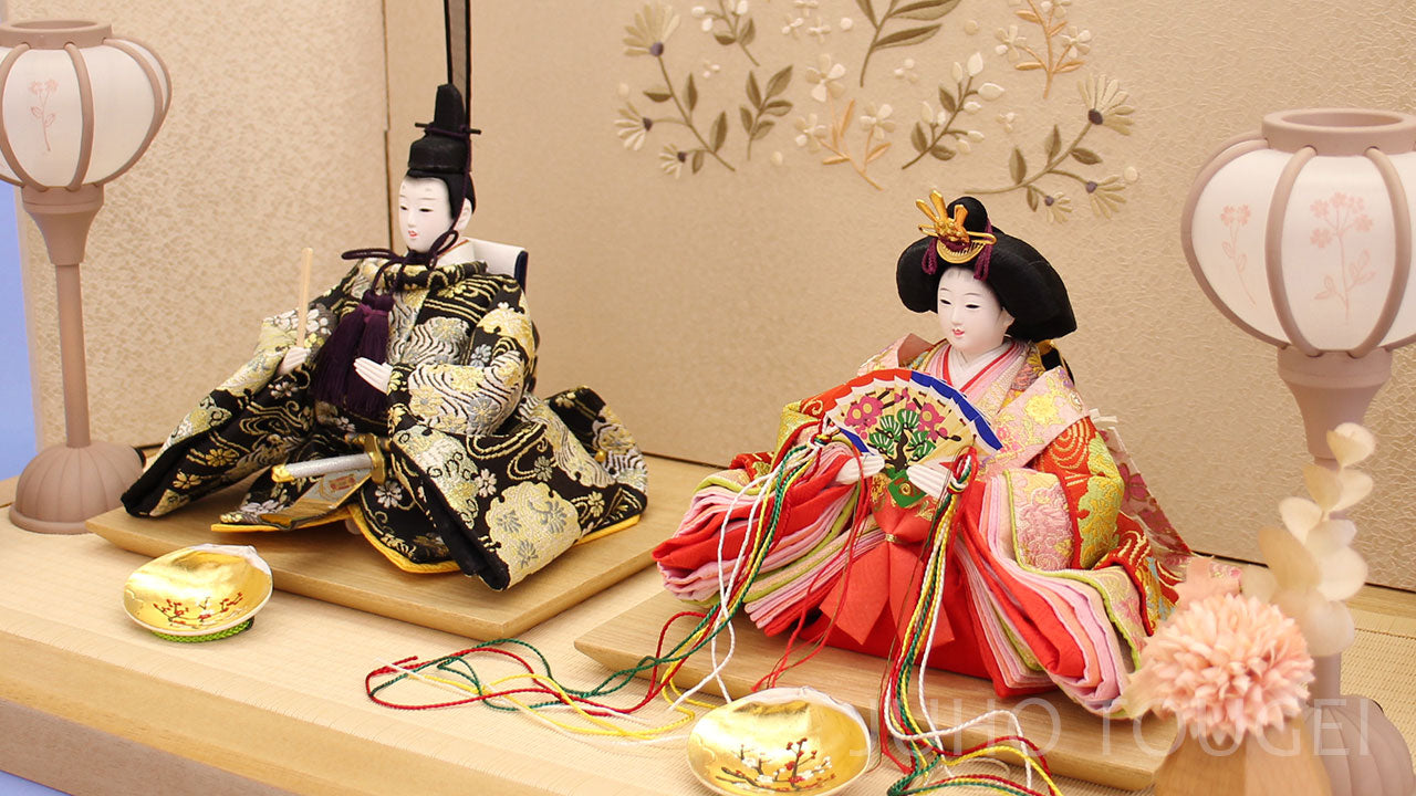 雏人形 亲王平摆 60cm宽 — 红黑经典服饰 × 自然色系小花刺绣屏风｜JUHO TOUGEI 监修