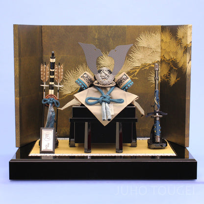 天賦の兜群青　黒貝箔金彩松屏風飾り　正面