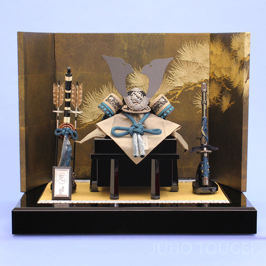 天賦の兜群青　黒貝箔金彩松屏風飾り　正面