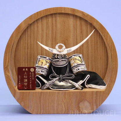 3号龍神謙信兜　丸木目ケース飾り　正面