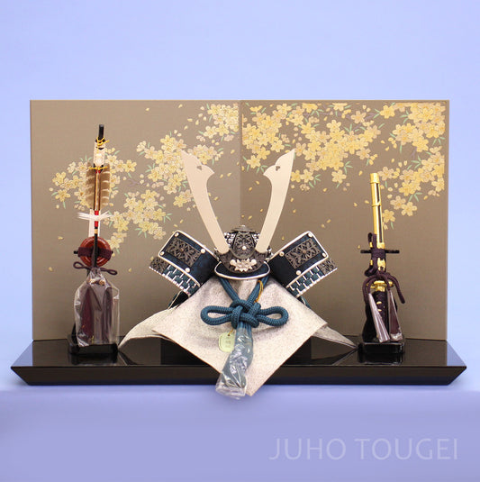 8号銀ミラー兜金彩桜平飾り　正面