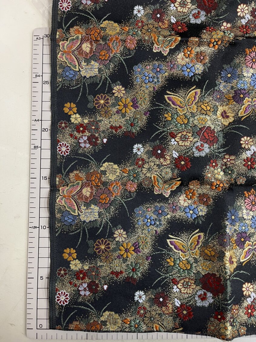 人形専門店の和布、金襴をはぎれで販売 　華蝶柄　特価品 サイズ小幅×60㎝
