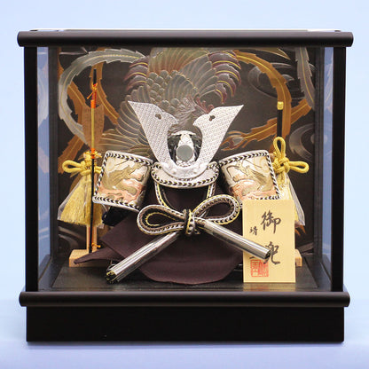 五月人形 兜ケース飾り 高さ23㎝ 5号銀兜彫金風カブセ