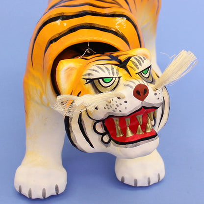 Un tigre en papier mâché à exposer avec une poupée May. Un superbe tigre réussi (taille moyenne).