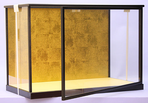 扉付き人形ケース 黒艶消し金バック　扉開く