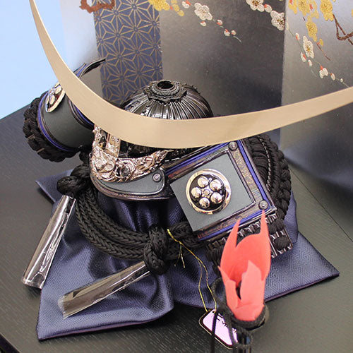 五月人形 兜飾り 幅 51㎝ 伊達政宗兜 金彩紅白梅引き出し収納 三段飾り