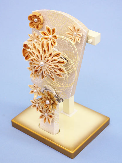 髪飾り羽子板 剣つまみ茶白出し飾り　金ぼかし台付き　左から