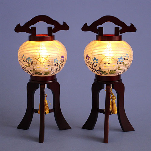 コンパクト盆提灯 さくら4号(芙蓉に桔梗)高さ31cm LEDコードレス大内行灯　暗所点灯