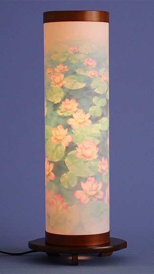 おしゃれな盆提灯 インテリア燈明 彩の舞 チーク(蓮)高さ51cm　暗所点灯