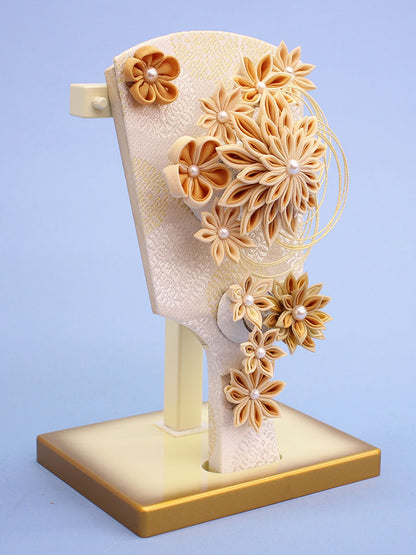 髪飾り羽子板 剣つまみ茶白出し飾り　金ぼかし台付き　右から