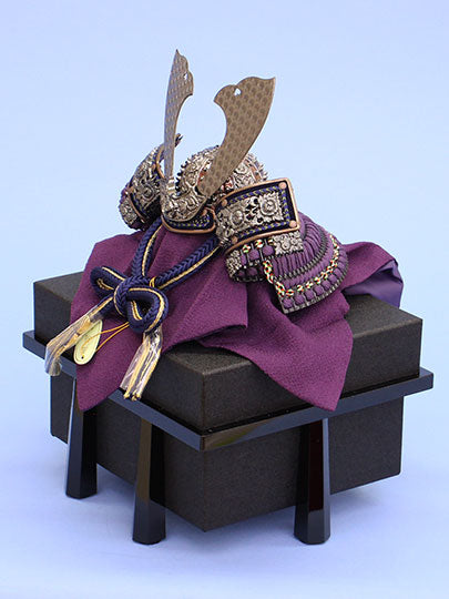 ブロンズ兜 単品　櫃付き横から