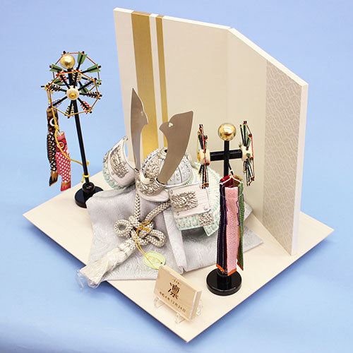 五月人形 兜飾り 幅 37㎝ 8号燻し銀合わせ鉢白兜 七宝金ライン