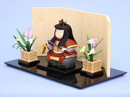 木目込み五月人形。武者童菖蒲飾り　横から