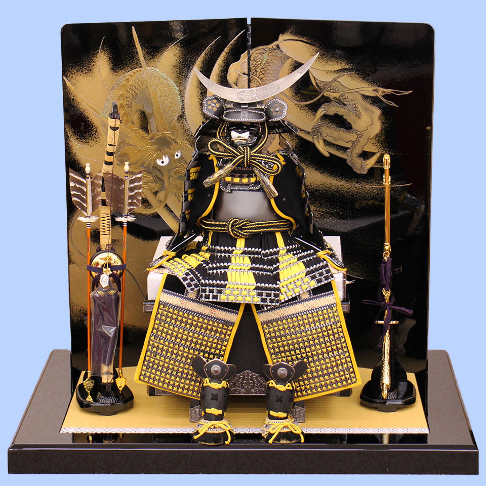 五月人形鎧飾り 幅 90cm 高さ 81cm 12号ブロンズ伊達政宗 二曲黒塗り龍平飾りセット