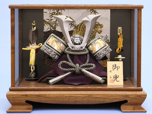 五月人形 兜ケース飾り 高さ33 ㎝ いぶし銀天豪兜 こげ茶塗枠カブセ