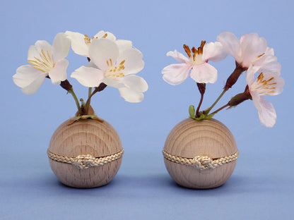 桜橘 高さ 7.5cmベージュ紐付き玉飾り　さくらさくら