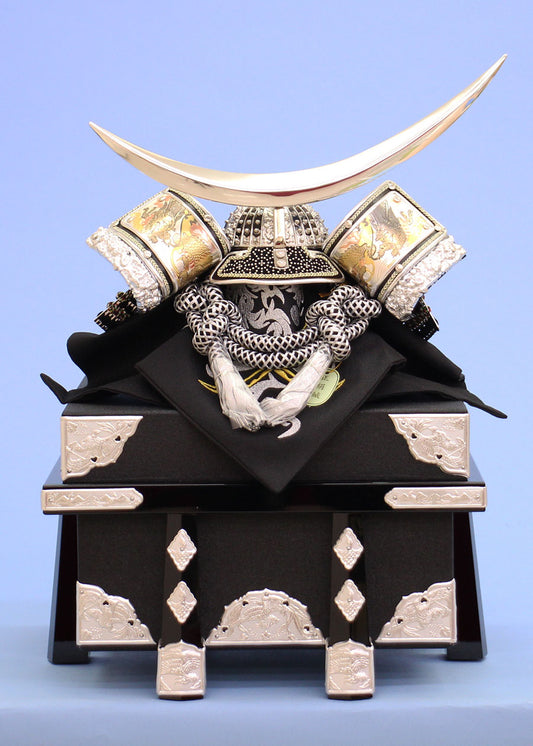 五月人形 単品兜 高さ44cm １２号銀小札伊達兜　黒塗櫃付き