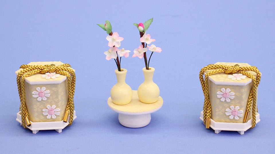 雛道具前飾り 20号花柄桜布付きクリーム貝桶三宝